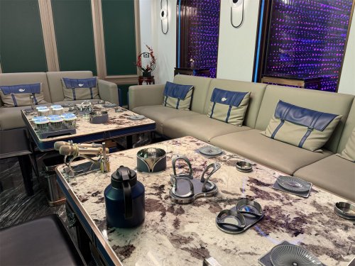 一招教你解决唱歌嗓子挤、卡的问题